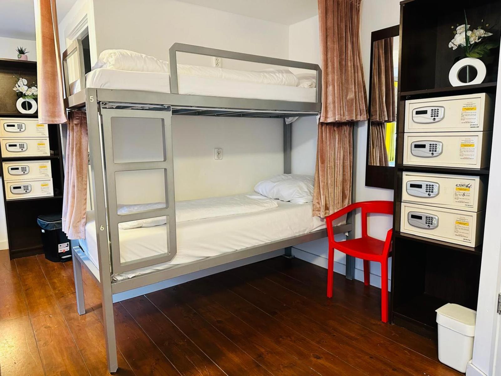 Room Mate Hostel Amsterdam Заандам Екстериор снимка