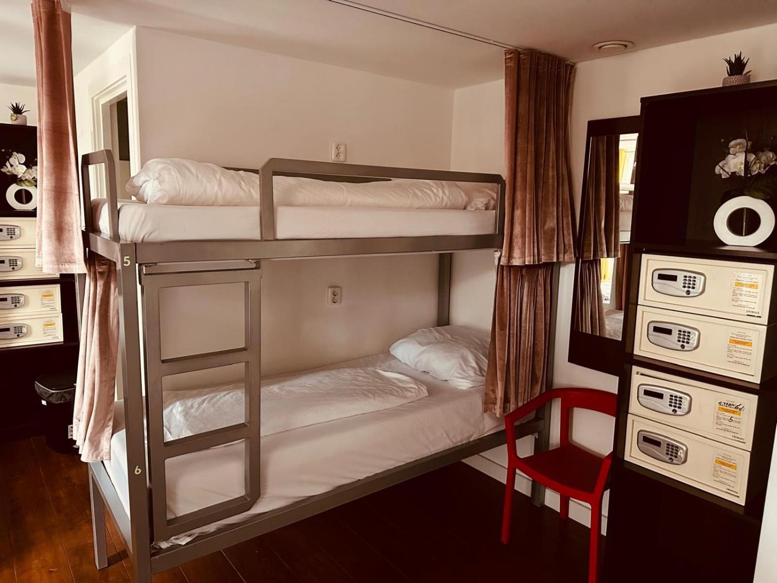 Room Mate Hostel Amsterdam Заандам Екстериор снимка